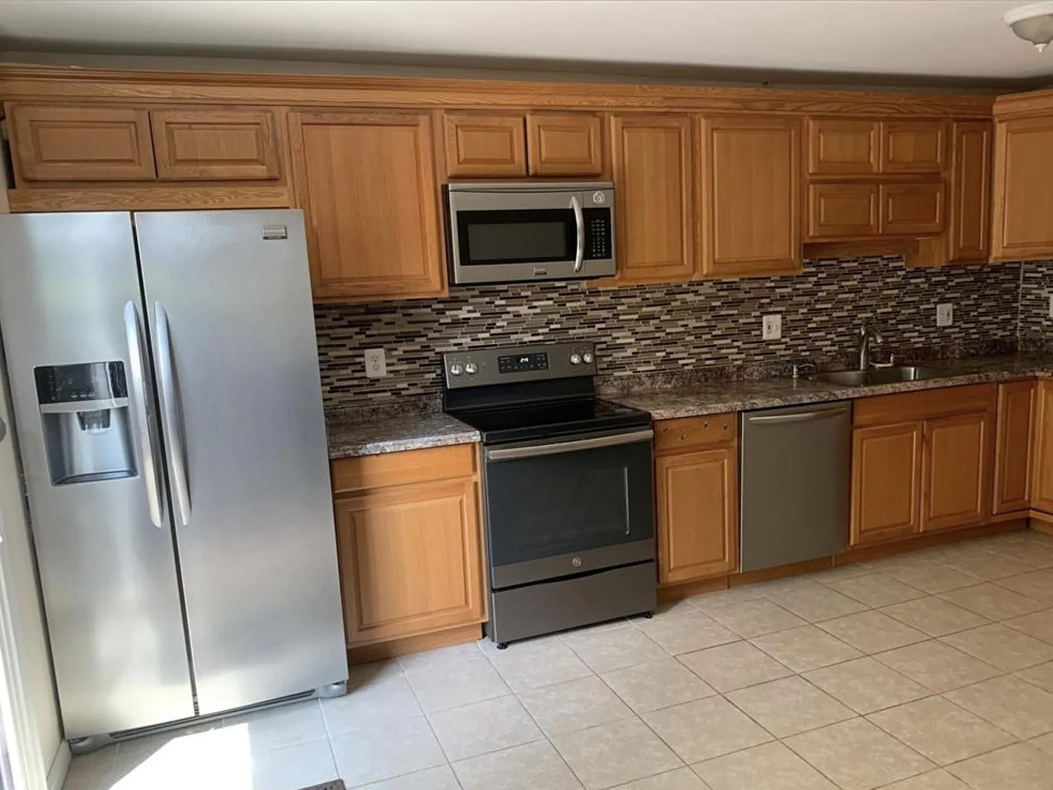 3 bed, 1.5 bath, 1230 sqft, $1,800 — Photo 2