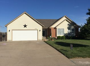 912 Comanche Ct, Ulysses, KS 67880