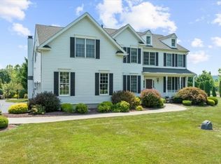 9 Surry Ln, Asbury, NJ 08802