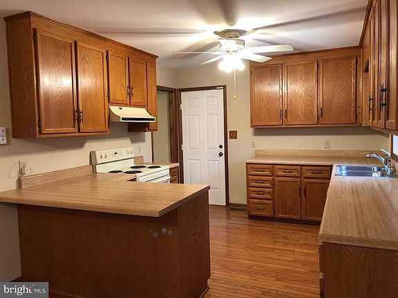 Nice spacious kitchen with lots of cabinets