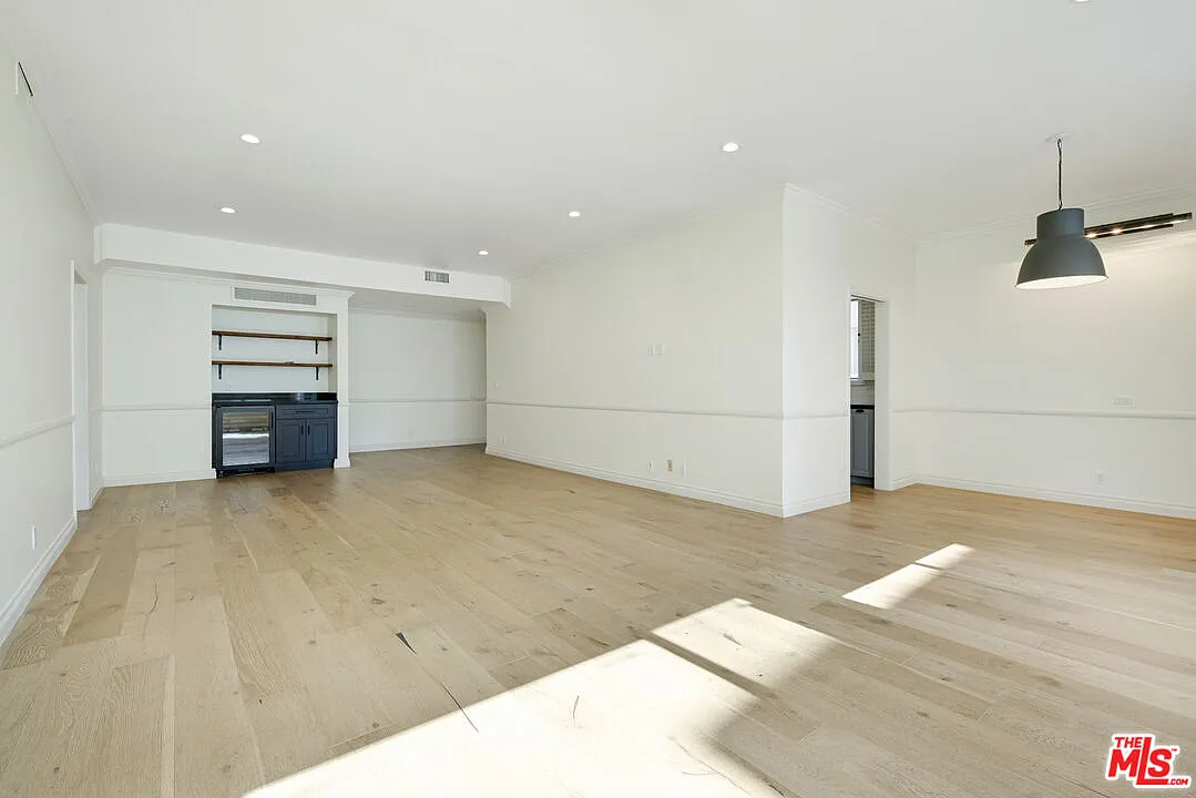 2 bed, 2.0 bath, 1299 sqft, $5,450 — Photo 4