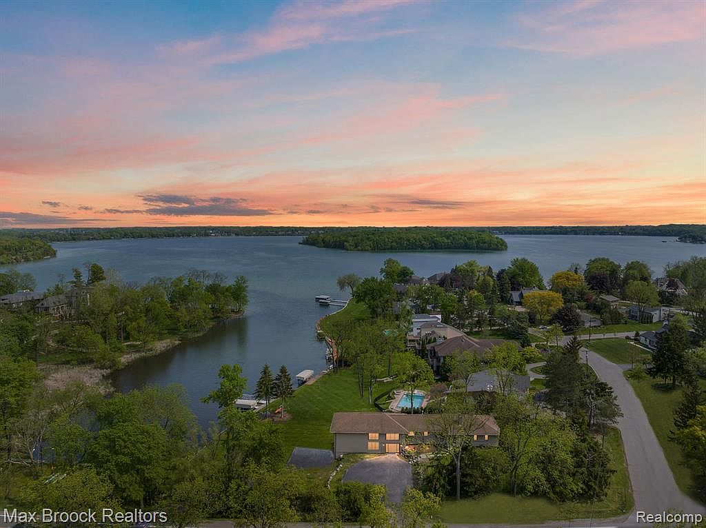 4851 Commerce Rd, Orchard Lake, MI 48324 MLS 20230044941 Zillow