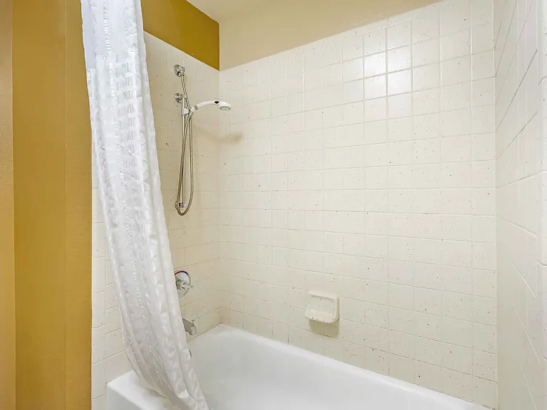 Deluxe Studio - 1 King Bed
