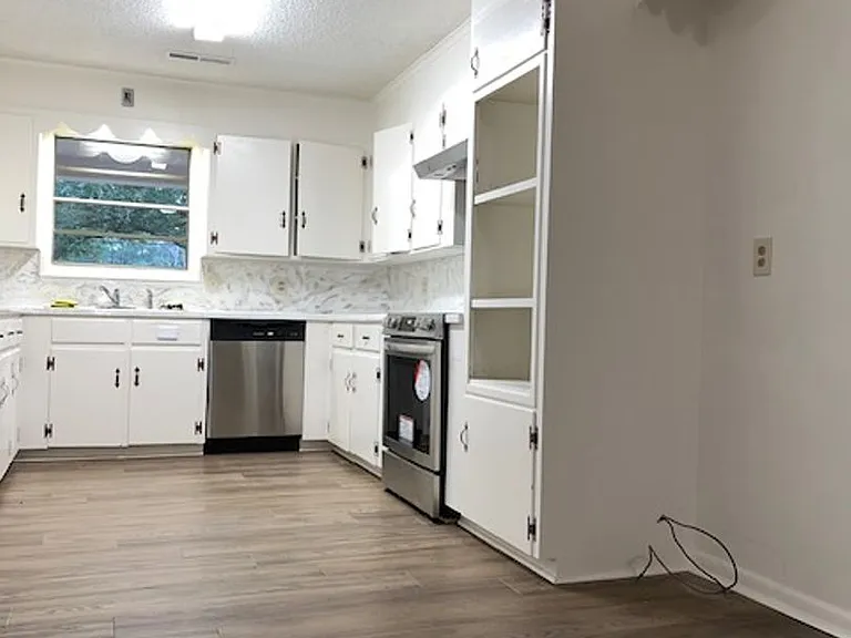 2524 W Hillsboro St — Photo 6