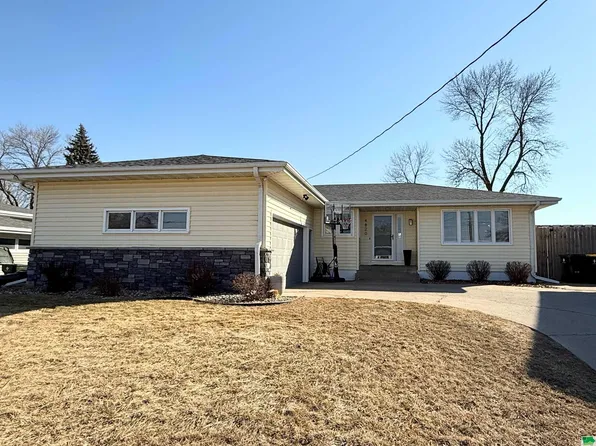 4820 Mayhew Ave, Sioux City, IA 51106