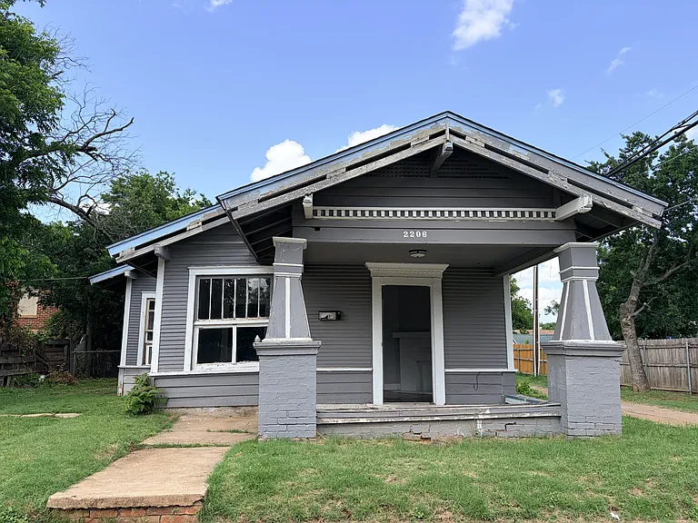 2206 Avenue E — Photo 1