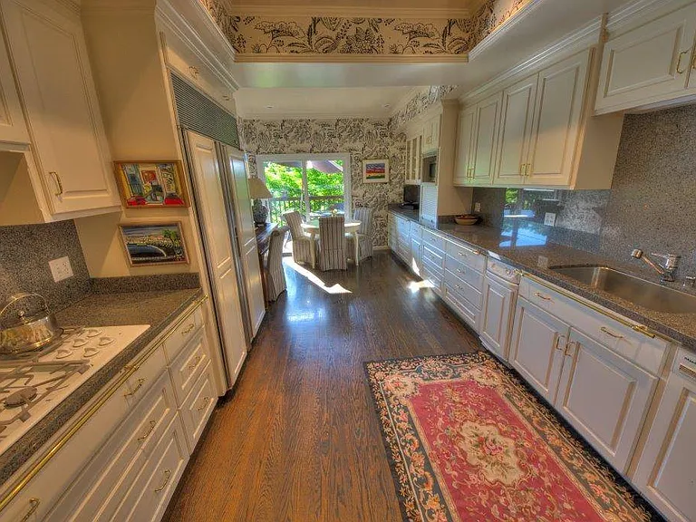9 Carriage Ct — Photo 2