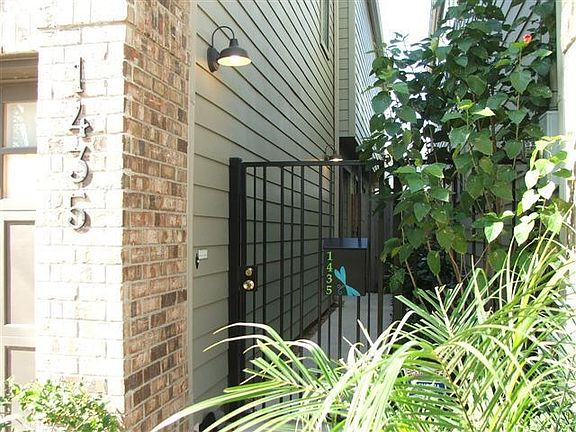 Private garden entryway (prof landscaped & automatic sprinkler system)