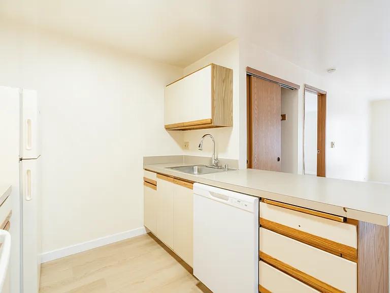 Park Royal Apartments — Photo 8