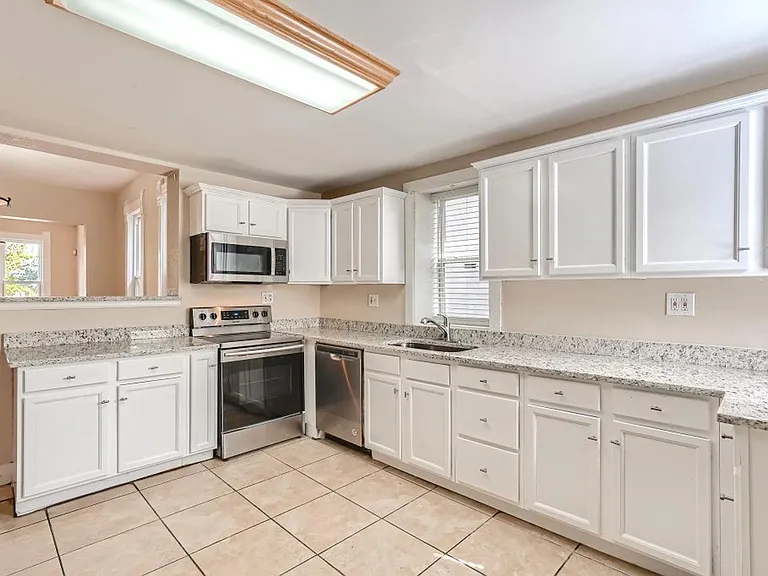 923 Lipan St — Photo 4