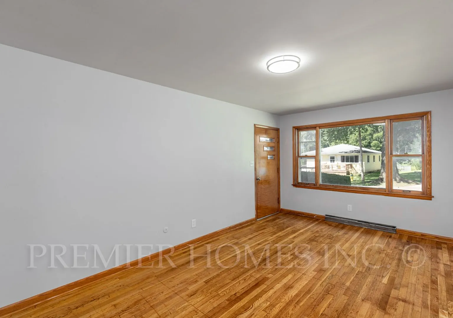 1012-1014 Saxon Ave — Photo 3