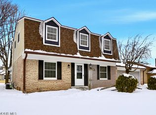 1085 Birch Dr, Perrysburg, OH 43551