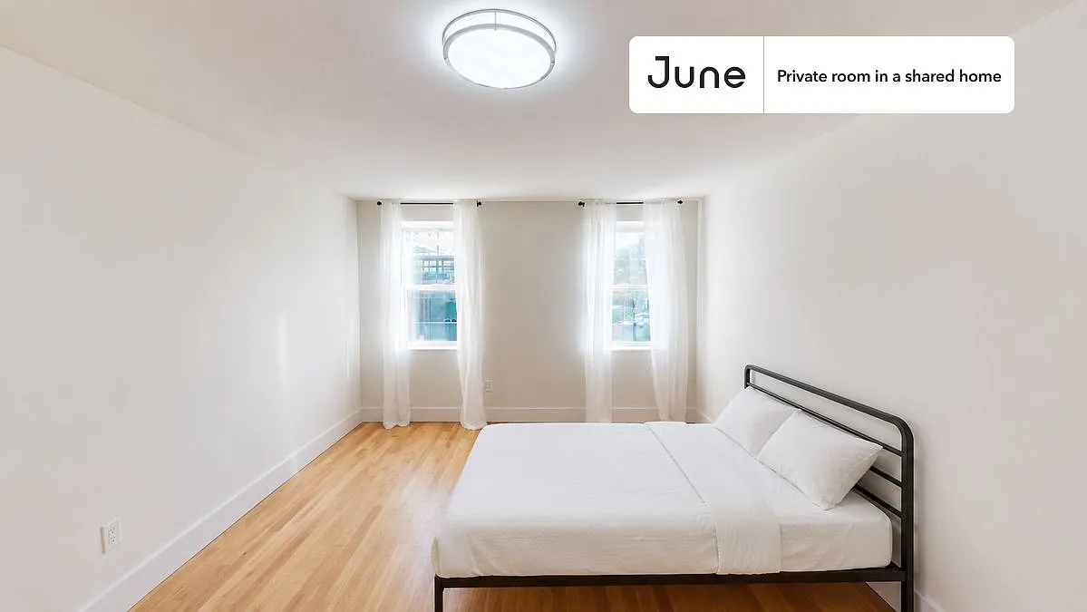 Queen bedroom in 3 bed/1 bath home in Bedford-Stuyvesant #1793 C — Photo 1