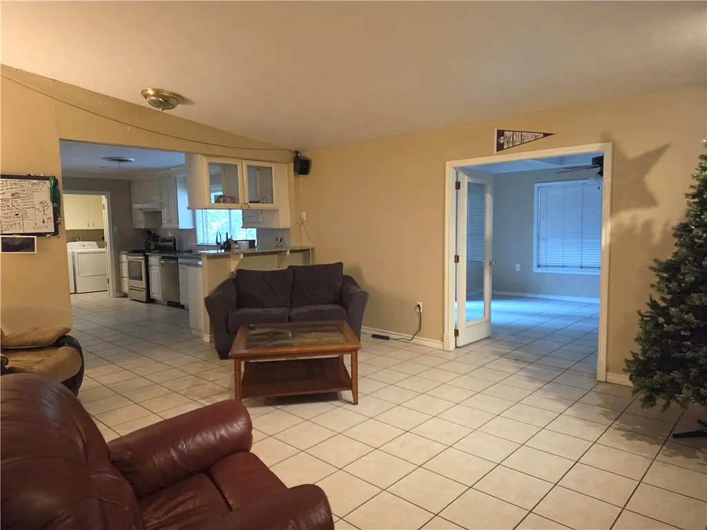 4 bed, 2202 sqft, $1,995 — Photo 4