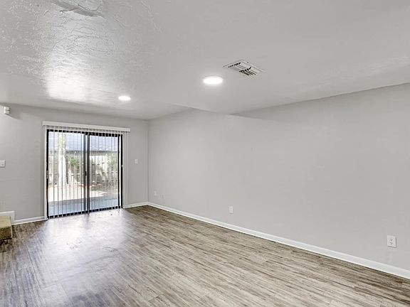 3rd image of 915 SW 61st St APT C
