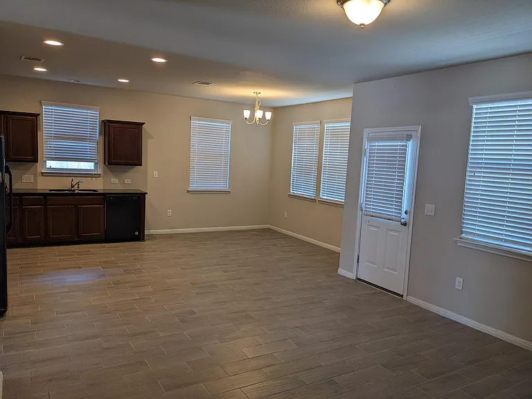 356 Twisted Oaks Ln — Photo 8