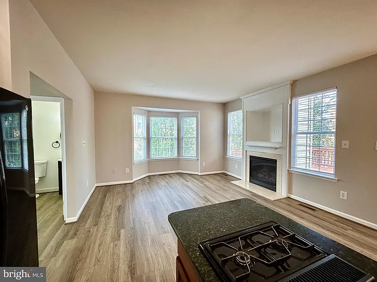 25937 Kirkwood Sq — Photo 18