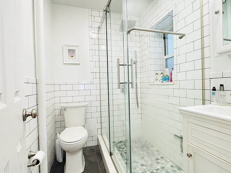 211 Smith St #2R — Photo 4