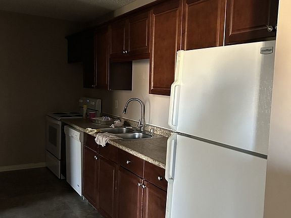 4th image of 211 Thomson Ave #1