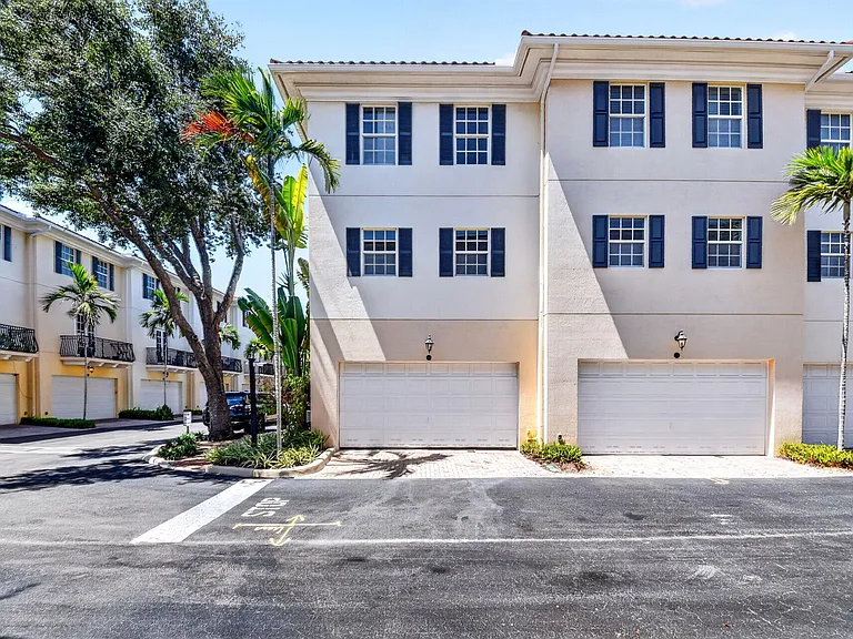 2502 N Dixie Hwy #32 — Photo 2