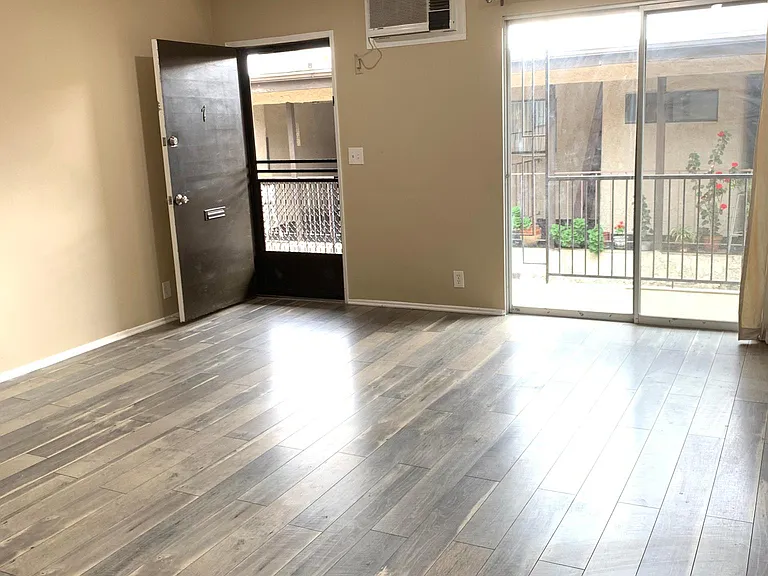 335 N Isabel St #7 — Photo 8