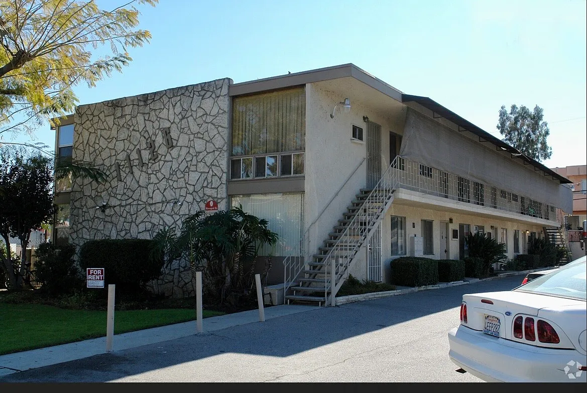 2 bed, 900 sqft, $1,965 — Photo 1