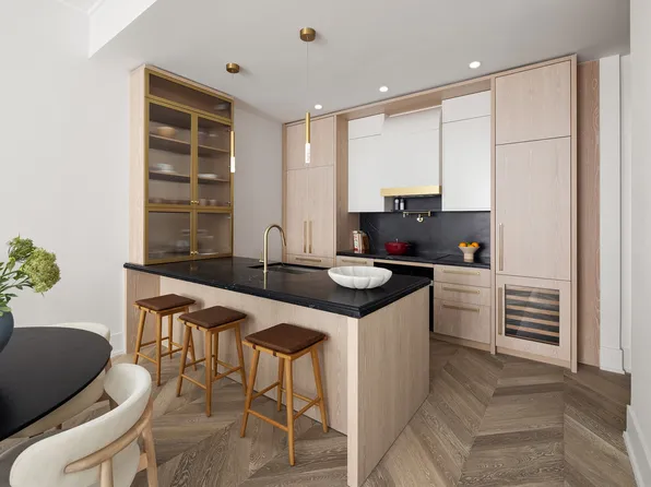 660 Lexington Avenue image 1 of 18