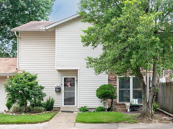 2nd image of 32 Hampshire Cir