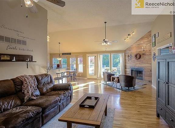 5th image of 405 NE Topaz Dr
