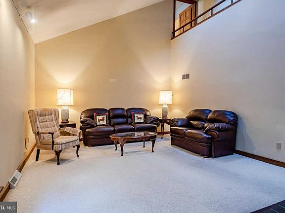 3rd image of 404 Banyon Ln