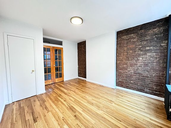 5th image of 206 E 6th St APT 9