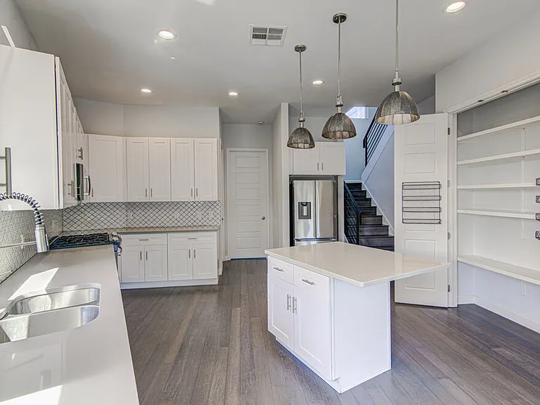 2406 E 16th St — Photo 13