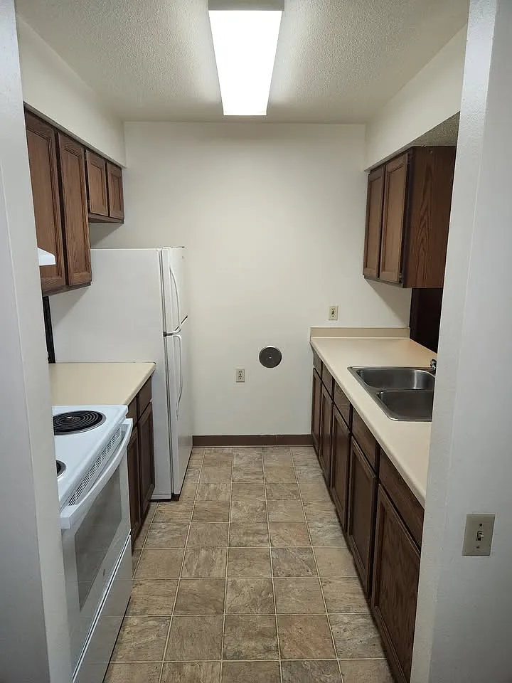 2 bed, $445 — Photo 1