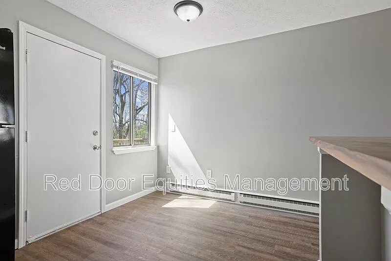 2 bed, 1.0 bath, 832 sqft, $1,050 — Photo 3