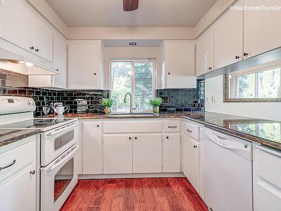 2nd image of 205 SE 40th Ave