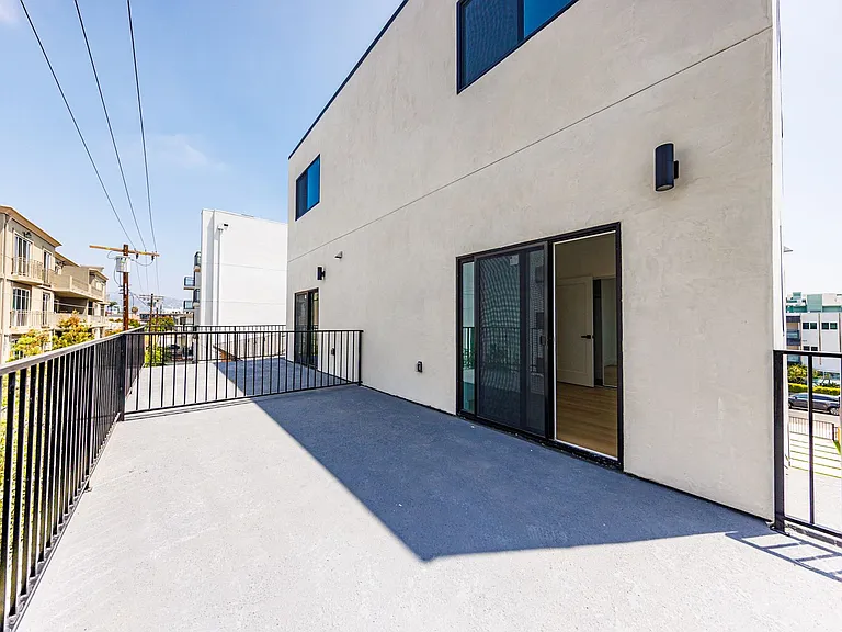 Gorgeous New Townhomes Next To la Cienega Park — Photo 31