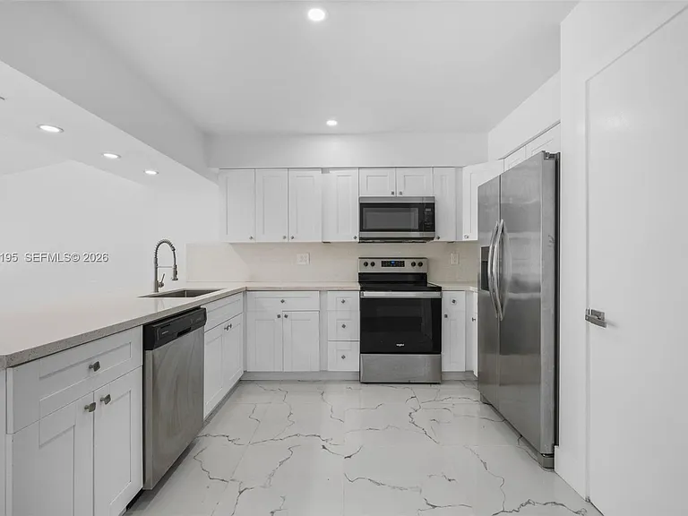 5130 NE 17th Ter #0 — Photo 8