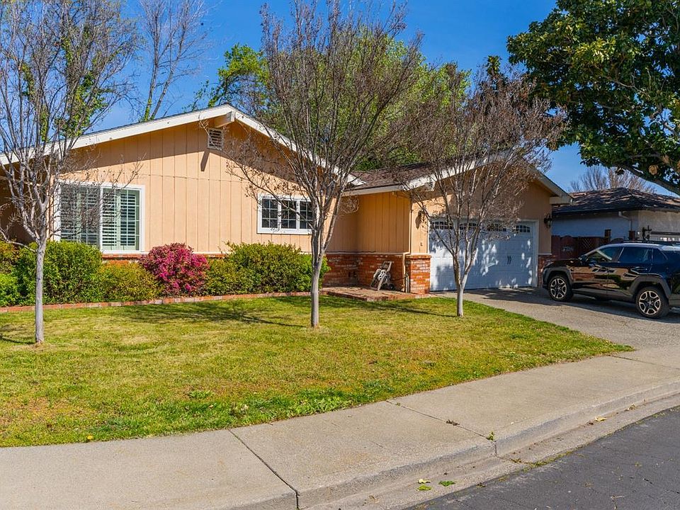 1st image of 411 Edgewood Dr