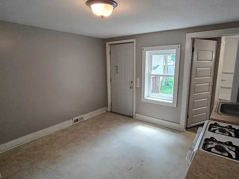 1541 W 3rd St — Photo 2