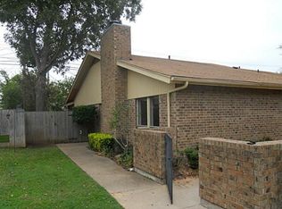 910 Shady Creek Ln, Bedford, TX 76021