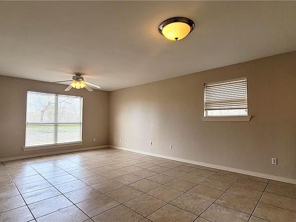 4th image of 2211 Octavia Dr