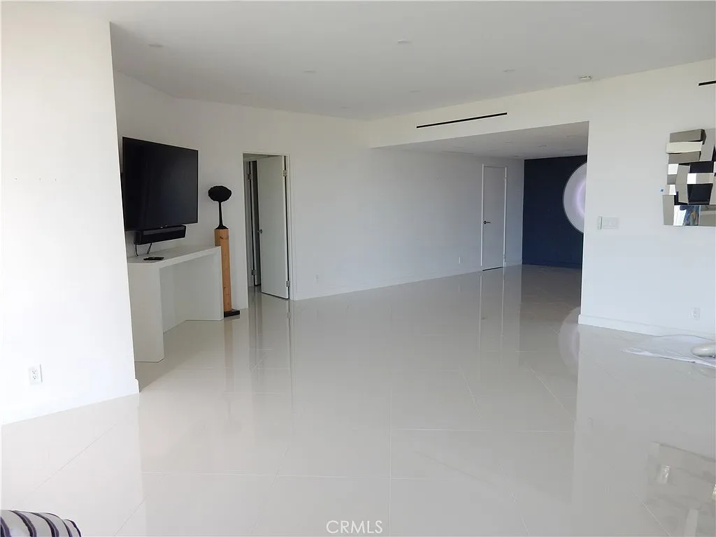 3 bed, 3.0 bath, 3142 sqft, $12,000 — Photo 4