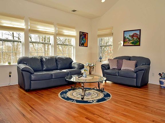3rd image of 82 Warwick Dr #82