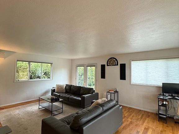 3rd image of 3446 SW Cascade Ave