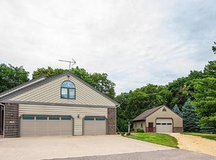 1548 Maplewood Dr, Mankato, MN 56001