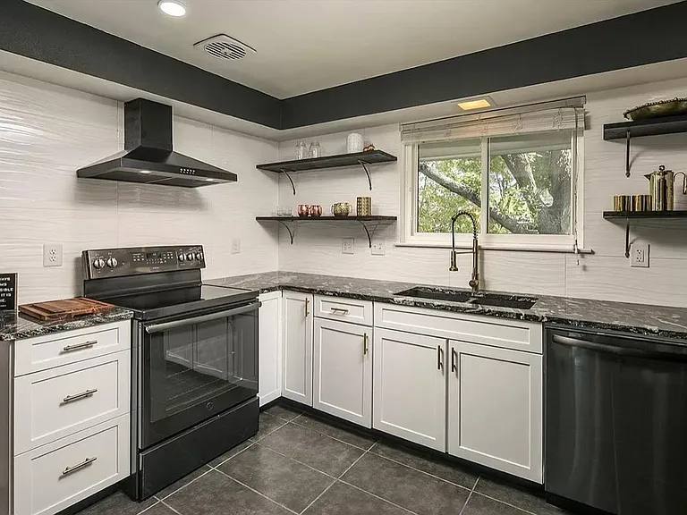 2711 S Lowell Blvd — Photo 5