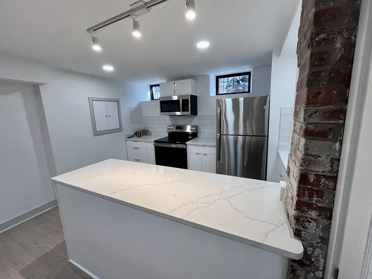 2 bed, 2.0 bath, 1055 sqft, $5,500 — Photo 2