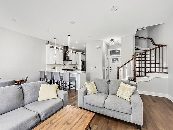 3rd image of 1002 Arbor Ct