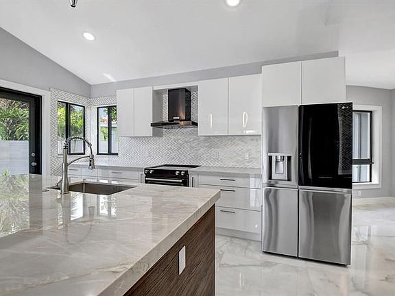 5th image of 118 Swinton Cir