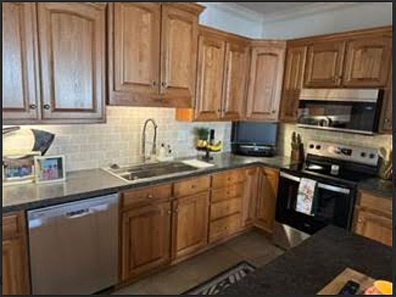 4th image of 2400 Lakewood Dr
